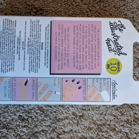 The Illustrated Nail Festive Frost 24 Faux Nails NIB - Picture 3 of 3